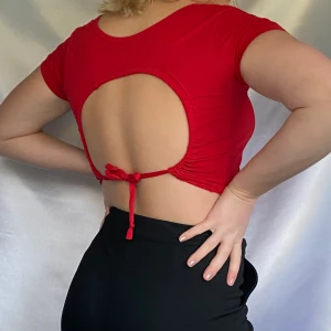 T-shirt - Superfin röd t-shorts med öppen rygg!  Alltid sydda eller omsydda kläder där 50%skänks till att rädda korallreven! 🌊