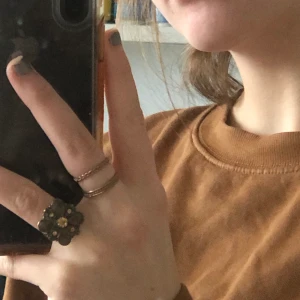 Ring - En riktigt fin och cool ring som jag säljer på grund av att jag redan har en liknande. Den är justerbar! 