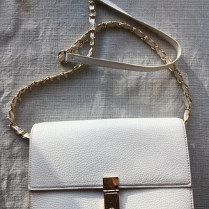 Vit axelväska  - Säljer denna fina axelväska som jag hade på min student, hoppas den hittar en ny ägare! 70 + frakt // Ellen ✨