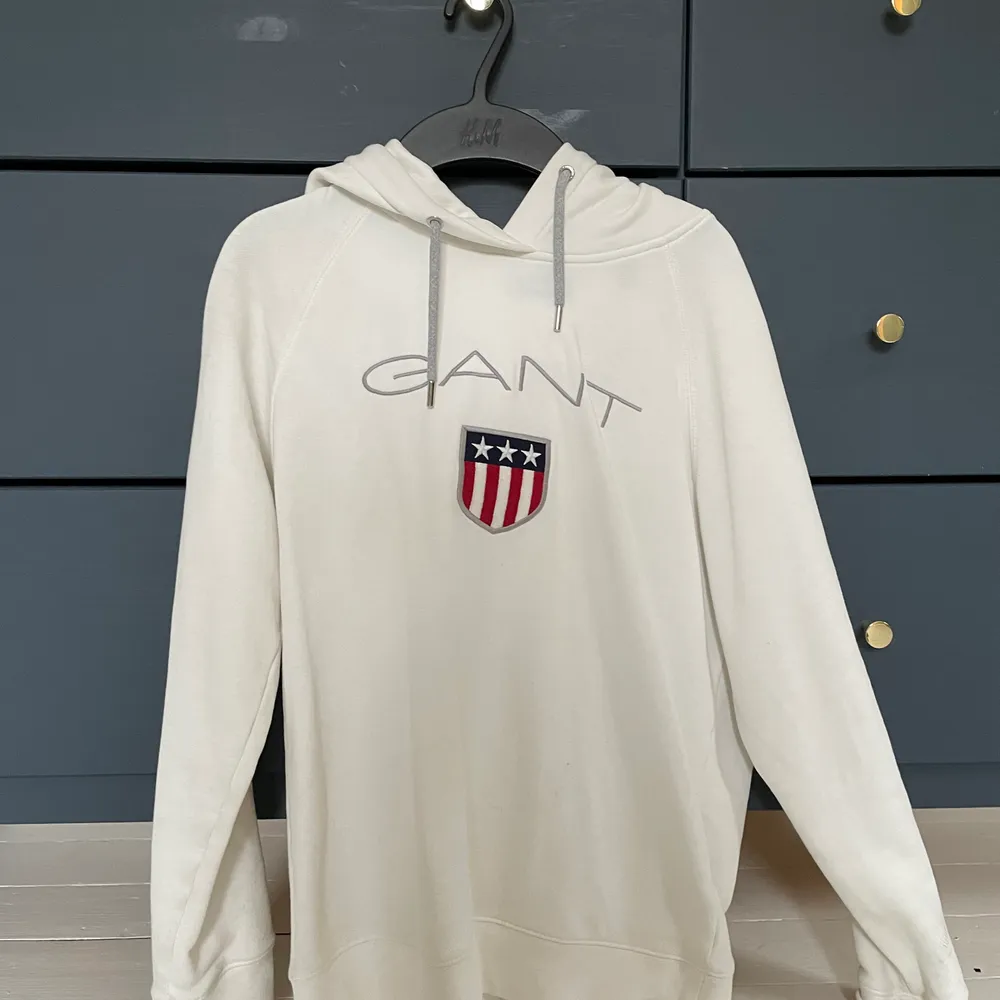 Väldigt fin Gant hoodie, knappt använd. Köpte sommaren 2019 på Nordstan i Göteborg. Den är i väldigt fint skick och har inte fläckar.  Köparen står för frakten:). Hoodies.