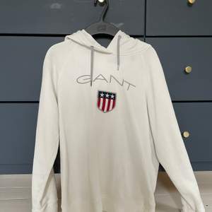 Väldigt fin Gant hoodie, knappt använd. Köpte sommaren 2019 på Nordstan i Göteborg. Den är i väldigt fint skick och har inte fläckar.  Köparen står för frakten:)