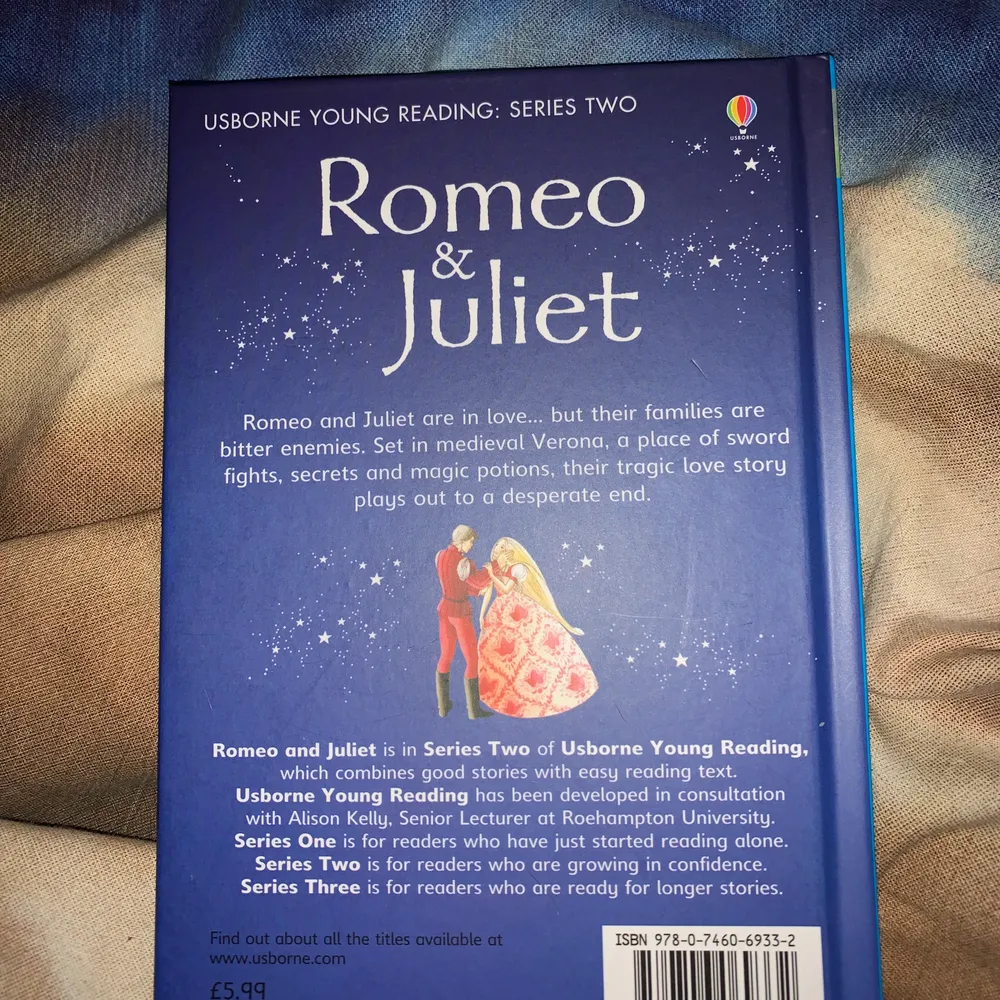 Den klassiska Romeo & Juliet av Shakespeare, i en lite simplare version med bilder på var sida. Boken är på engelska! Kan skickas mot 59kr.. Övrigt.