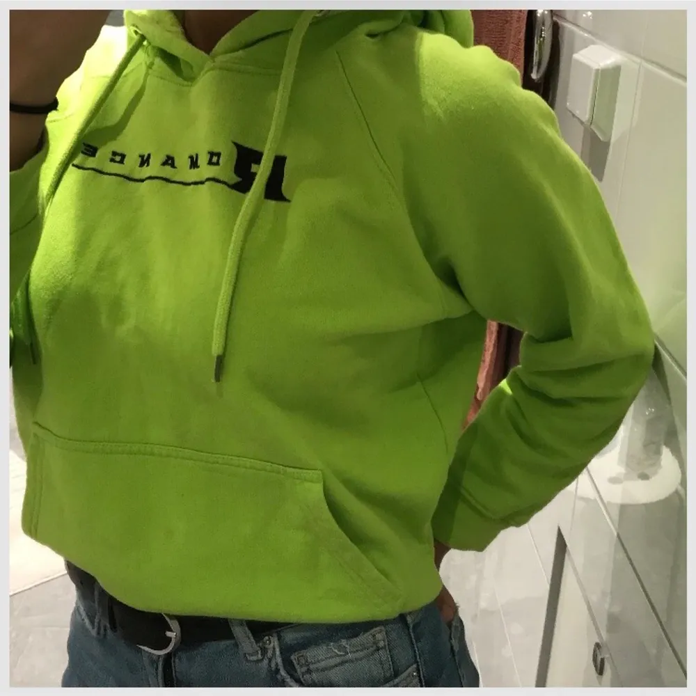 Säljer en neon grön hoodie som har en ficka på magen. (Svårt att få färgen på bild). Bud vid fler intressen☺️. . Hoodies.