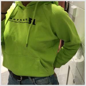 Säljer en neon grön hoodie som har en ficka på magen. (Svårt att få färgen på bild). Bud vid fler intressen☺️. 
