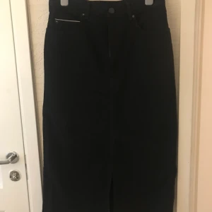 Svart jeanskjol  - Midikjol H&M Studios 2018. Använd bara 2 gånger.