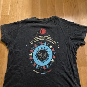 T-shirt med tryck bak - T-shirt med coolt tryck där bak från Urban Outfitters. Första bilden är hur den ser ut bakifrån! Bra skick och mjuk i materialet. Det är meningen att den ska vara lite nopprig 💕