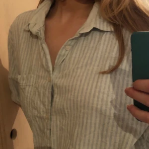 Skjorta - Croppad randig skjorta, köpt seconhand på humana. Perfekt att ha på sommaren, antingen som i bilden eller öppen över ett linne.