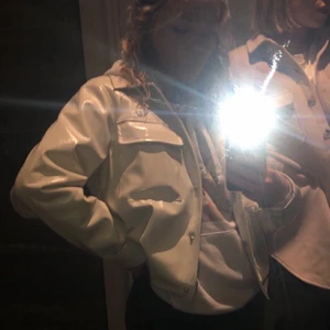 Cropped vit lackjacka  - Säljer min supersnygga vita lackjacka pga kommer inte till användning längre! Storlek XS, passar XS, S och säkert M också då den är lite oversized! Nypris 699kr, bra skick🤍🤍 (sista bilden är från nellys hemsida och visar passform, inte rätt färg!!) 