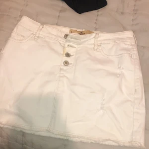 Jeanskjol - Använd fåtal gånger. Storlek 0/ w24 (cirka xs)