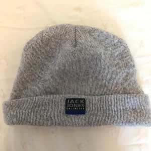 Mössa - Två mössor , rena och fina ej använda för länge. Både för 40kr