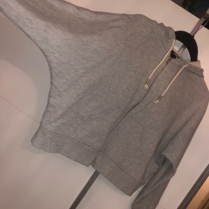 Grå kort kofta - En grå kort kofta, inte en vanlig kofta. Köpt från h&m. Nästan aldrig använd. Jätte söt.