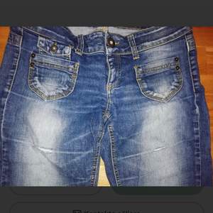 lågmidjade jeans med lätt bootcut från märket only, W31 L34! jättefina men tyvärr för små för mig, därför säljer jag dem. priset är med frakt inkluderat