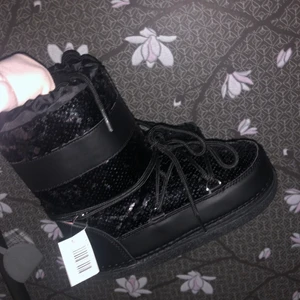 Ella cruz  - Super snygga Ella Cruz skor. Storlek 36/37, skulle säga att dem passar för 38. Helt oanvända. 550