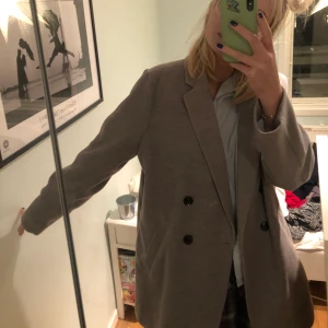 Grå oversize kappa - Grå kappa i fint skick från h&m😊