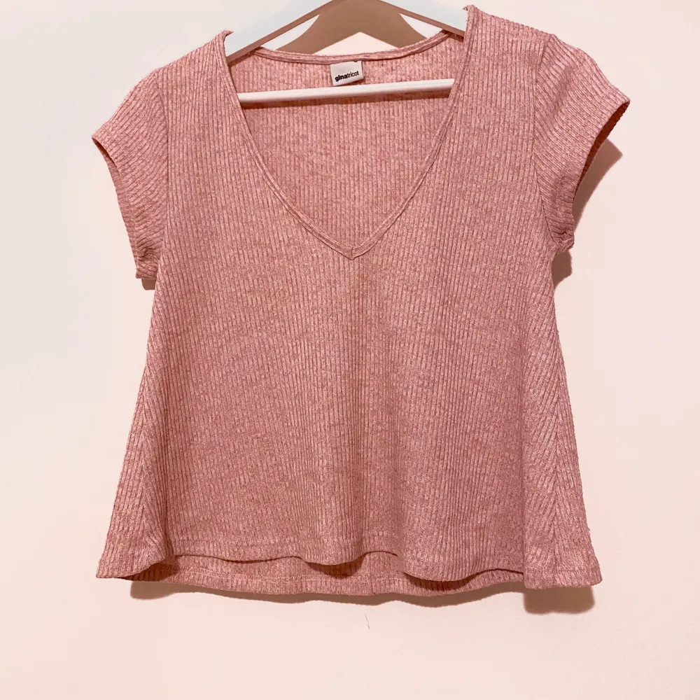 Säljer denna kortärmade tröja som är rosa/nästan babyrosa. Tröjan är lite kortare i modellen, mittemellan en vanlig och magtröja. Storlek Medium. Mjukt material. Sparsamt använd men är fortfarande i gott skick. . T-shirts.