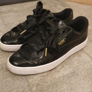 Puma basket storlek 39 - Jättefina svarta sneakers från Puma. Modellen heter Basket och är i storlek 39. Tyvärr är för dem för små för mig. Kartongen tillkommer ej. 