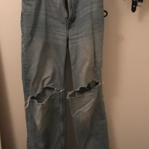 Wide jeans  - Säljer mina Yoko jeans från monki eftersom dom börjat bli små. Hålen är självgjorda och håller i sig i tvätten. Buda vid intresse:)