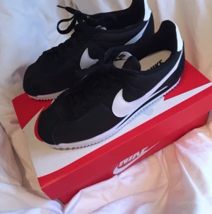  - Nike cortez till salu. Väldigt ny köpta, helt oanvända. Säljer pga för liten storlek. Butikspris 899kr 