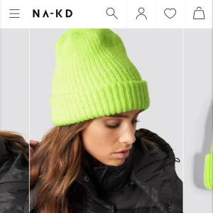 Mössa  -  Säljer denna super coola neon mössa pga att jag aldrig använder den. Mössan kommer ifrån NAKD och är i ribb stickat material❣️ säljer för 50kr ink frakt 