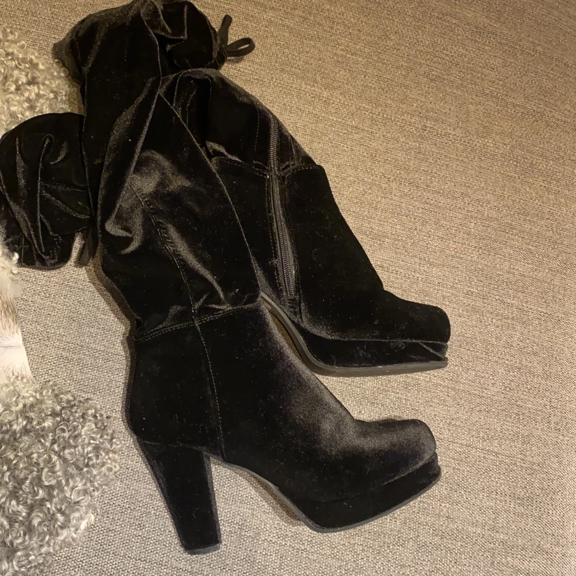 Knähöga klackar av sammet