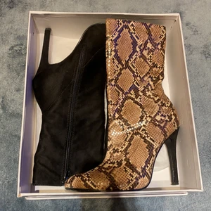 Klackar med snake print - Klackskor från NA-KD. Svarta på insidan och ”snake print” på utsidan. Använda ett fåtal gånger.