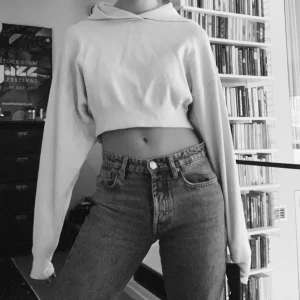 Topp zara - En Hoodie stickad topp från zara. Ser oanvänd ut och är en super skön topp att ha när det både varmt som kallt ute. I en fin lila färg💜 Kan skickas eller mötas upp i Stockholm. 