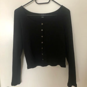 Tröja från Monki - Superfin tröja från Monki som endast är använd 2-3 gånger. Ganska tunt och väldigt mjukt material med croopad modell!