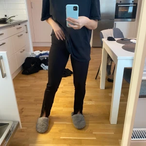 Byxor med slits - De första paret är från NAKD i 34 men passar även 36. De paret på andra bilden är ifrån Nelly i storlek XS men passar även S. Båda två är lite längre och kostar 100kr. Fraktas eller möts i Örebro NAKD SÅLDA