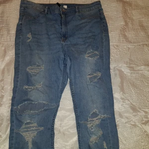 Jeans med hål och slitna detaljer - Dessa är inte i nyskick men ser helt okej ut. Slitna detaljer samt hål. Sitter fint på rumpan.