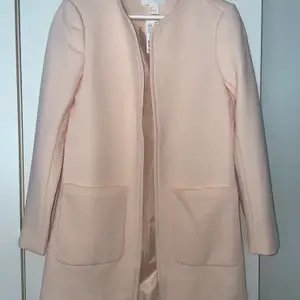 Ljusrosa kappa från H&M, storlek 36. Lite liten i storleken. Aldrig använd. Buda privat!