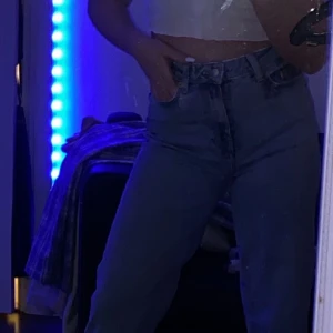 Blåa Jeans  - Supersnygga mom jeans som är super snygga i midjan💗 Säljer pga att de är försmå❤️ Anvönt ett par gånger men är i ett bra skick☺️ Bunda ifårn 150kr💗