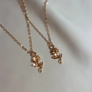 halsband med ros 🥀🤍 - ros halsband 🥀🤍 49:- + frakt 11 kr ♡ - roshänge, perfekt för alla hjärtans dag ❤️ - guldfärgad kedja ca 40 cm - förlängning ♡ - beställ via celestesmycken.etsy.com eller på instagram @celestesmycken 🤍✨