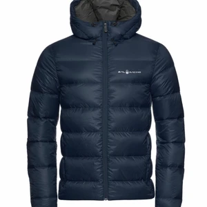 SAIL RACING M Gravity Down Jacket - Säljer SAIL RACING M Gravity Down Jacket i färgen Navy. Storlek LARG. Köpt förra vintern och är i bra skick. Dm för frågor och bilder, obs! Bilder är från Sail Racings hemsida.