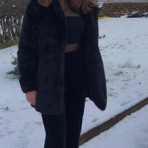 Päls kappa - En fake pälse kappa i storlek Xs. Skön päls och även varm jacka. Använd fåtals gånger! Väldigt fint skick.