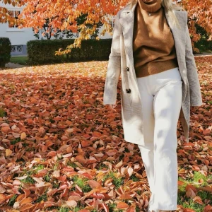 Rutig kappa - Säljer min fina kappa då den blivit utbytt i garderoben. Saknar en knapp därav det billiga priset! 