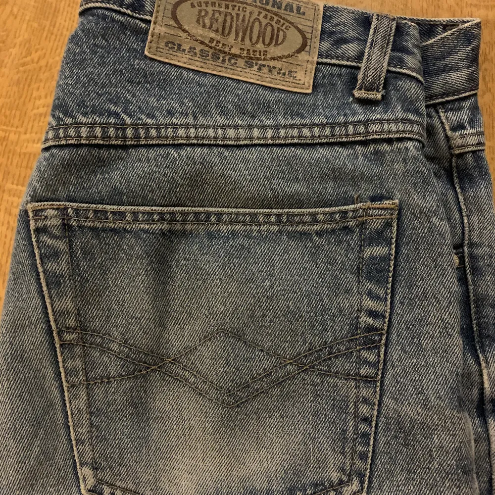 Säljer ett par vintage Redwood Jeans med Straight fit, 34/30 men sitter 32/31. Jeans & Byxor.