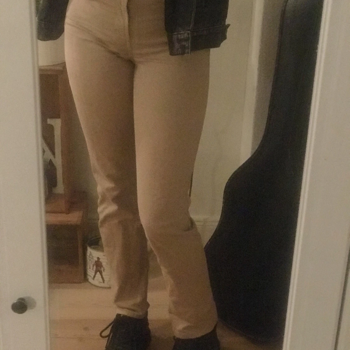 Beiga figursydda jeans