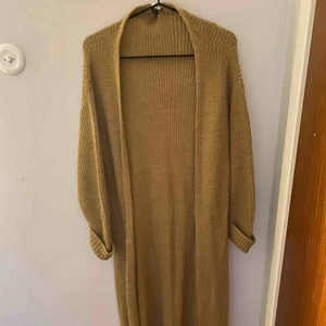  - Lång brun grovstickad cardigan från NA-KD