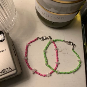 armband med rosenkvart - handgjorda armband, begränsat antal med rosenkvarts! finns i flera färger, vid intresse skicka DM för att bestämma strl osv🦋💫  