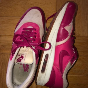 Nike air Max - Sååå sköna och snygga. Vill egentligen inte sälja men är i behov av pengar. Knappt använda . Det går att tvätta dom lite så ser de helt nya ut. Stl 39 passar även 38 