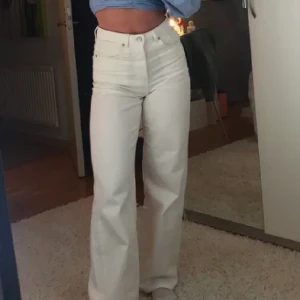 Jeans - Vita jeans i storlek 36 (lånad bild) Jag är 160 och dom är lite långa för mig så skulle säga att dom passar någon runt 170 kanske, men går att klippa om man är kortare❣️ pris- 344kr + frakt 66kr , Nypris 600