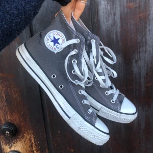 Gråa converse  - I princip helt nya gråa converse, ska tvätta dem med lite med bikarbonat så är de helt rena och ser sprillans nya ut✨ frakt ingår redan i priset! Inköpspris 750kr - du sparar 400kr