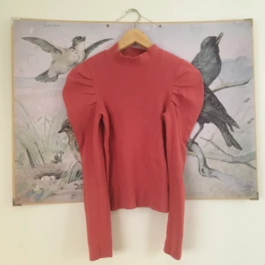 Tröja med puffaxlar - Så fin tröja och skönt material. Liten i storlek. Jättehärlig färg 🎀 från Gina tricot men jag har köpt den second hand,tyvärr var det ett litet hål i armhålan när jag köpte den. Det har jag lagat (se andra bilden).