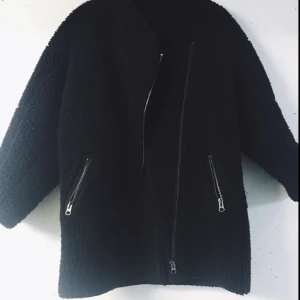  - Mysig "oversize" jacka från hm. Populär model föregående vinter. 