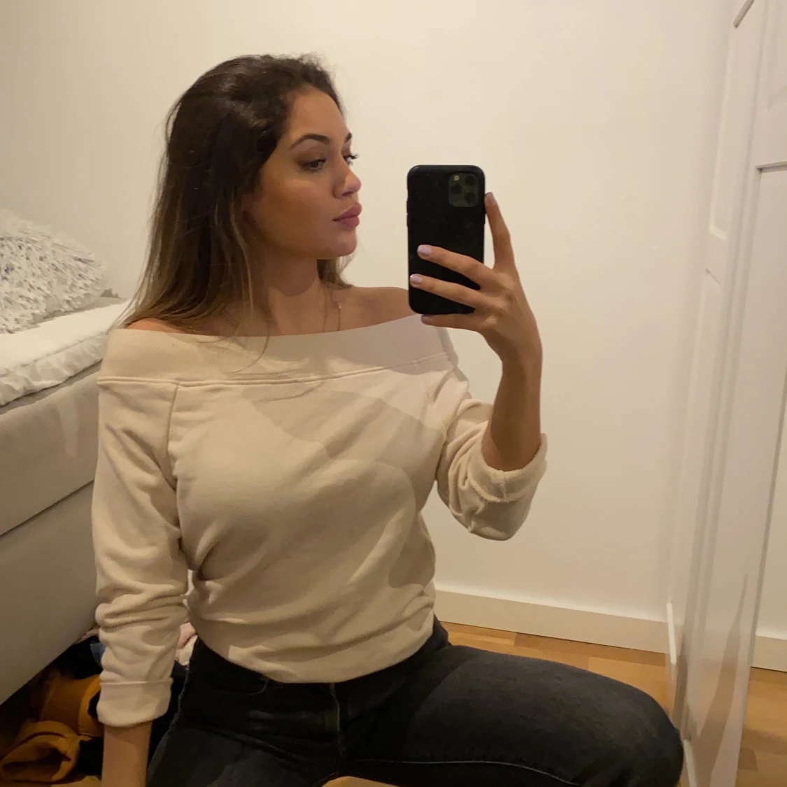 Nude offshoulder tröja