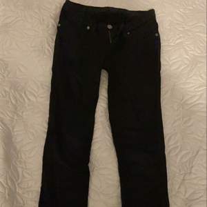 Säljer ett par vanliga svarta Dr Denim jeans i Strl S, lågmidjade. Kan mötas upp i Sthlm eller frakta❤️