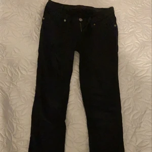 Svarta Dr Denim jeans Strl S - Säljer ett par vanliga svarta Dr Denim jeans i Strl S, lågmidjade. Kan mötas upp i Sthlm eller frakta❤️