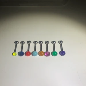 Tung-piercing  - Tungpiercing i alla tänkbara färger.... för fler bilder hör av er. Stavar och bottenskolor finns i kirurgiskt stål och i titan. Säljs till billigt rea pris 30kr styck OBS - fler färger finns