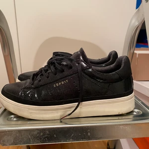 Svarta Esprit skor - Super söta Espirt skor i storlek 37, använda fåtal gånger men i väldigt fin skick, fixar de såklart innan de säljs! 