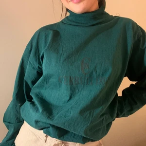 Sweatshirt - Säljer denna gröna sweatshirt i stl M. Grön med svart text.